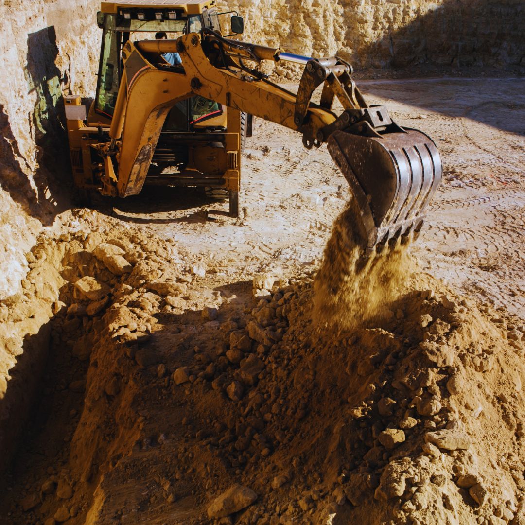 O ensaio CBR avalia a resistência e a capacidade de suporte do solo, especialmente em pavimentação de estradas e aeroportos.