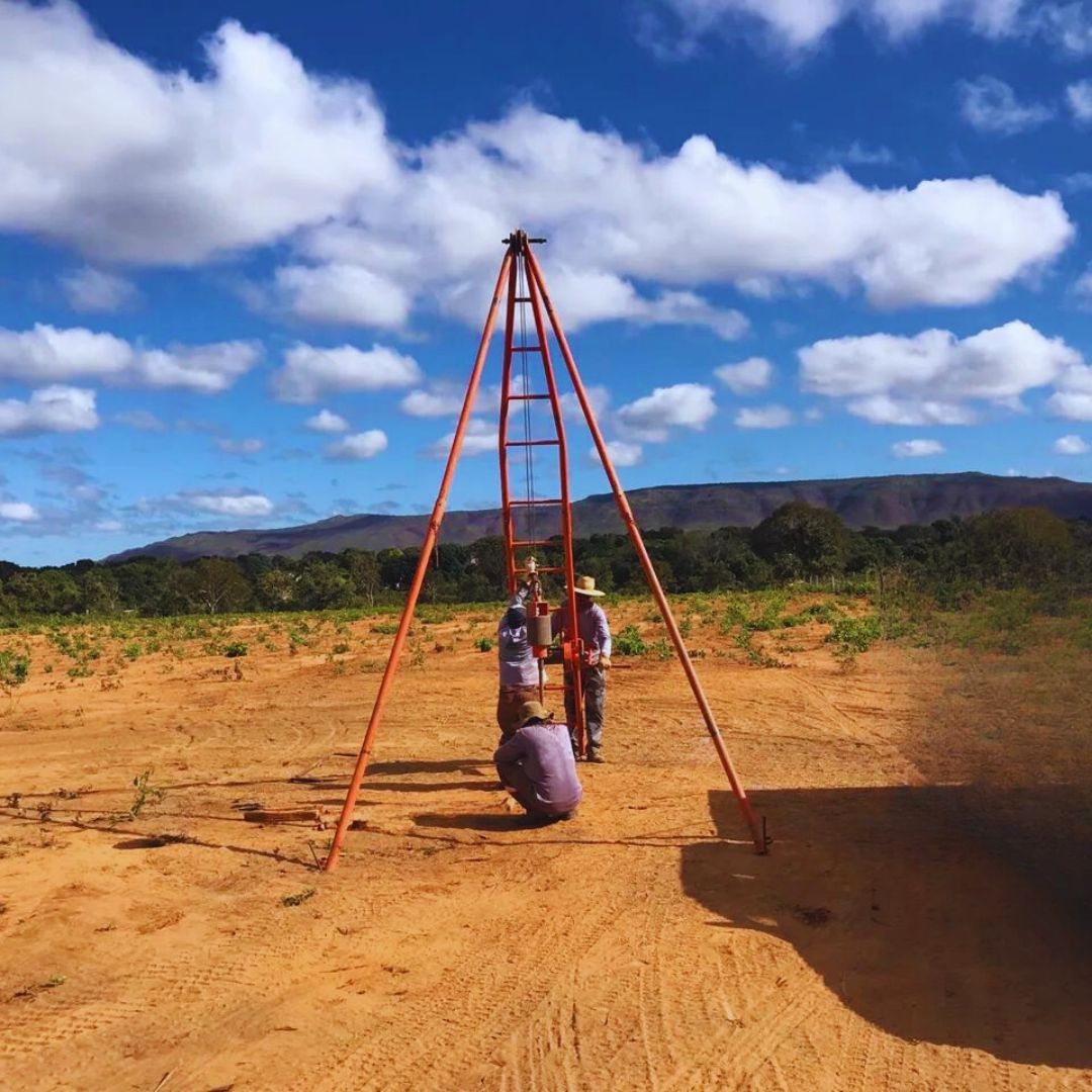 A sondagem a trado que pode ser manual ou mecanizado, permite identificar as camadas do subsolo e determinar o nível de água em profundidades rasas.