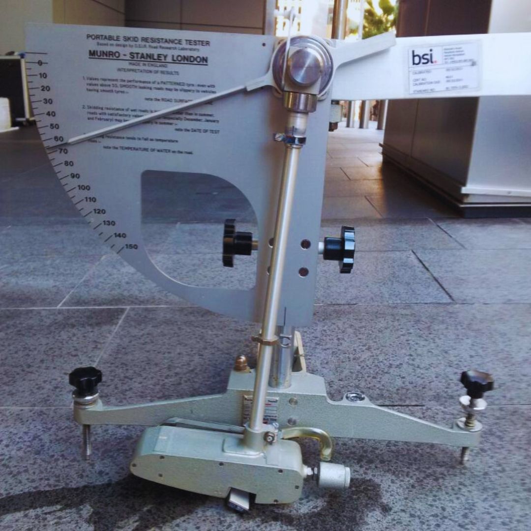 O ensaio de pêndulo britânico é um método amplamente utilizado para medir a resistência à derrapagem em superfícies como pavimentos e pisos.