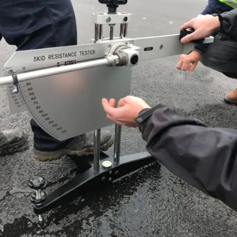 Medindo a Aderência em Pavimentos com o Ensaio de Pêndulo Britânico.