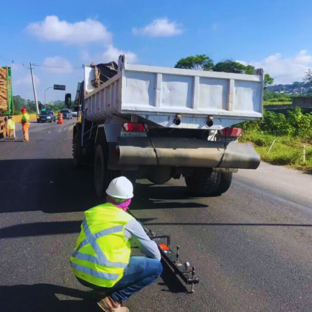 O ensaio de deflexão é crucial para avaliar a capacidade de carga e a condição estrutural de materiais, como vigas e pavimentos.