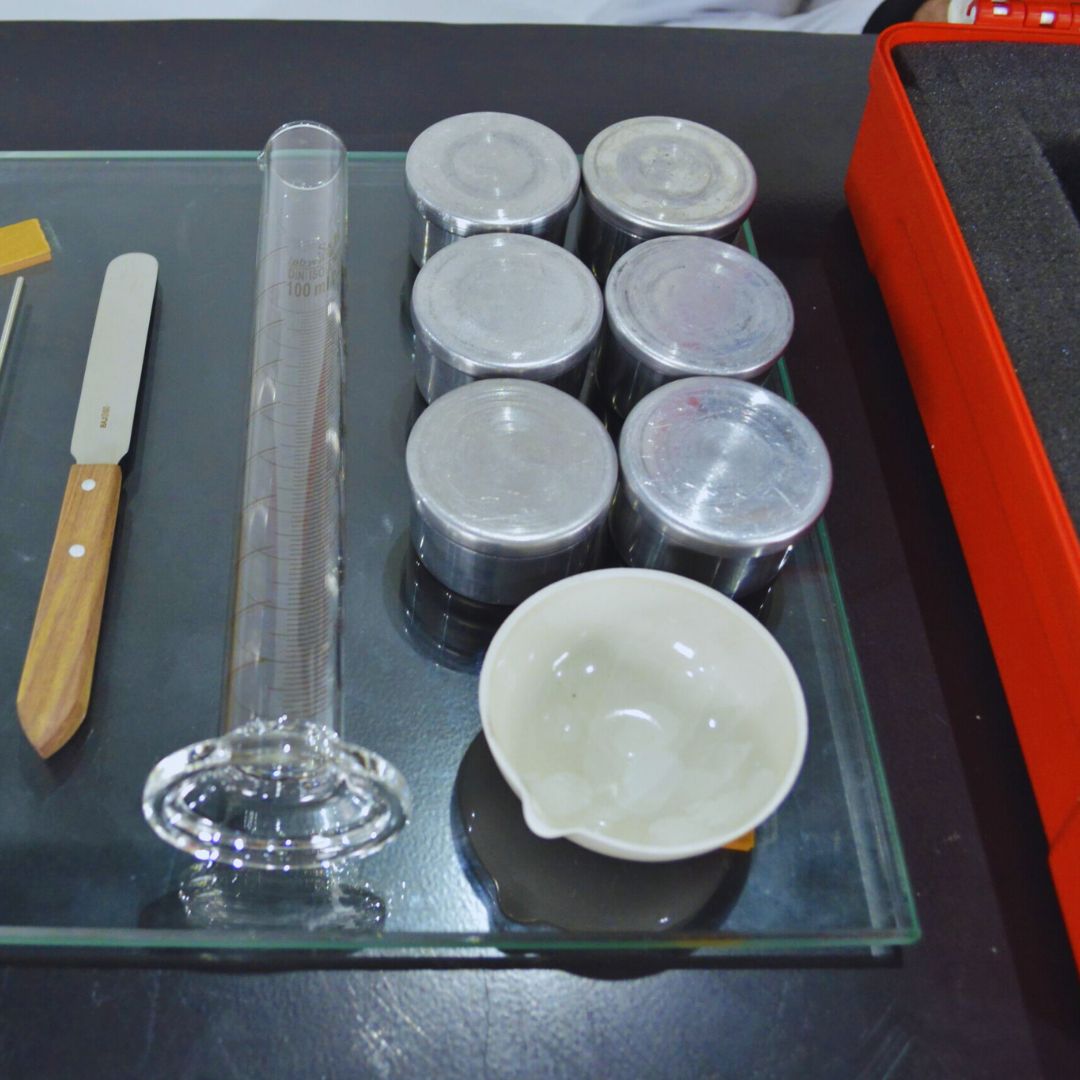 O índice de plasticidade indica a faixa de umidade na qual o solo ainda pode ser moldado sem se desintegrar.