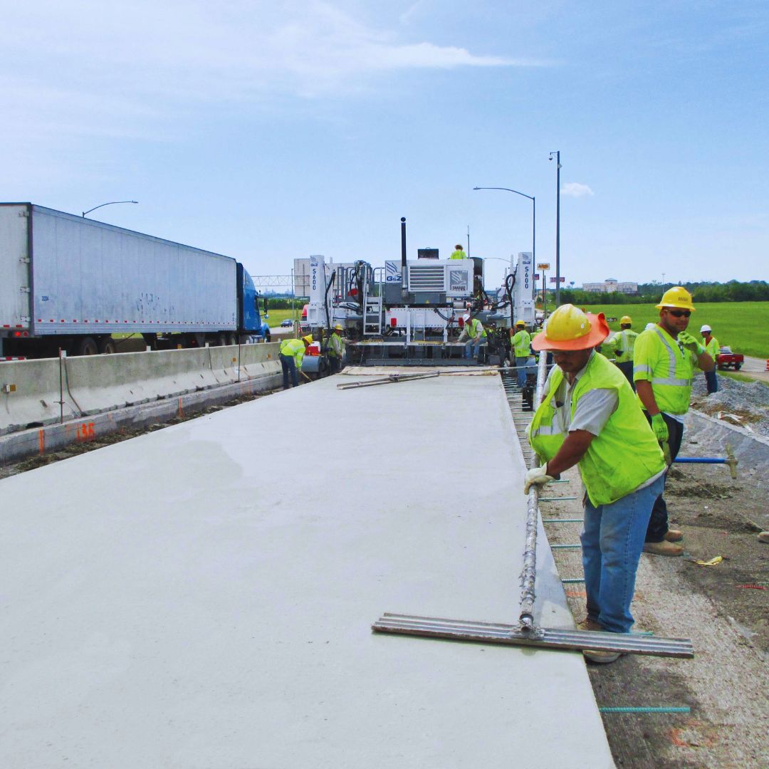 O pavimento rígido de concreto é uma solução de engenharia que se destaca por sua durabilidade e resistência.