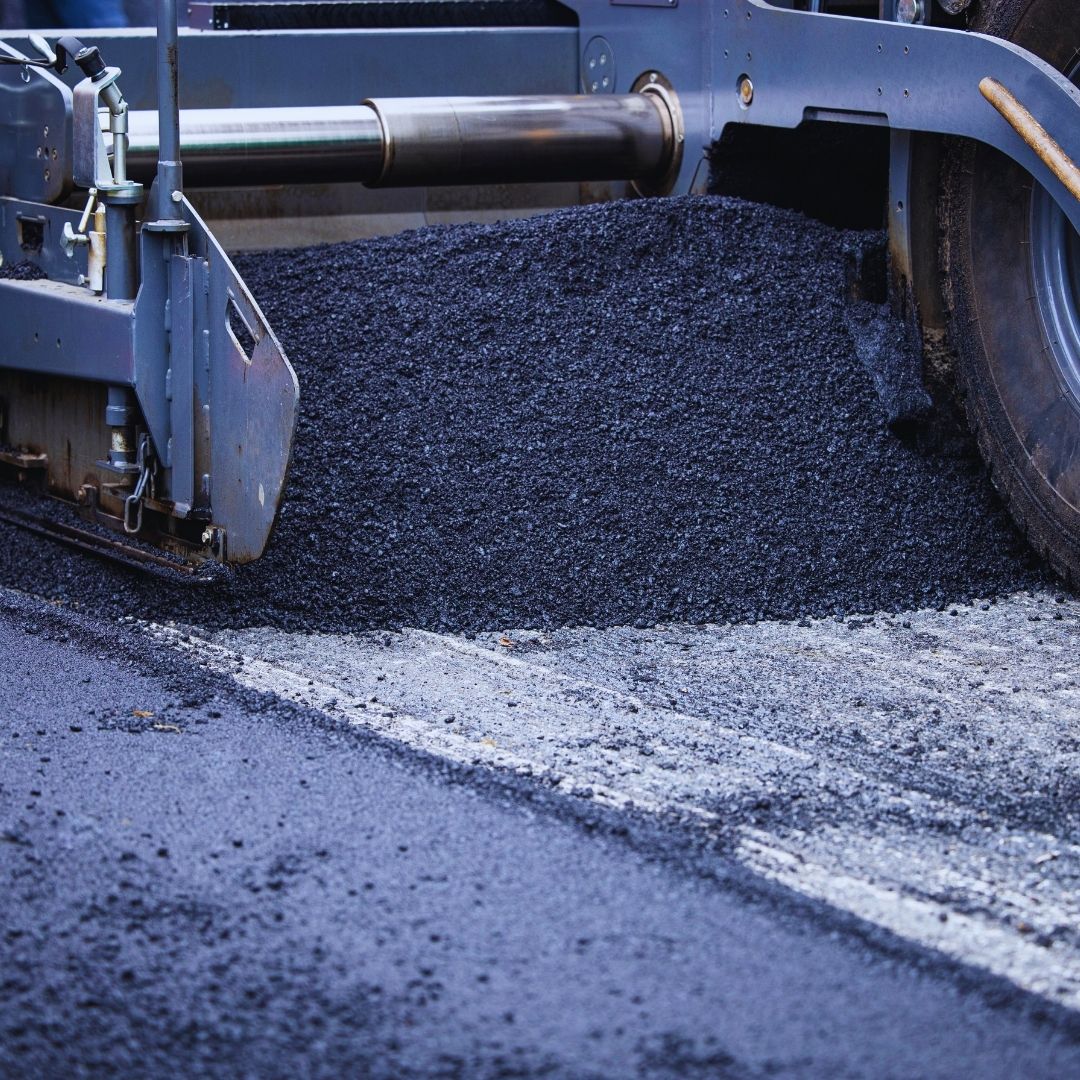 O Índice de Suporte Califórnia (CBR) é essencial no dimensionamento de pavimentos, pois determina a resistência do solo do subleito.