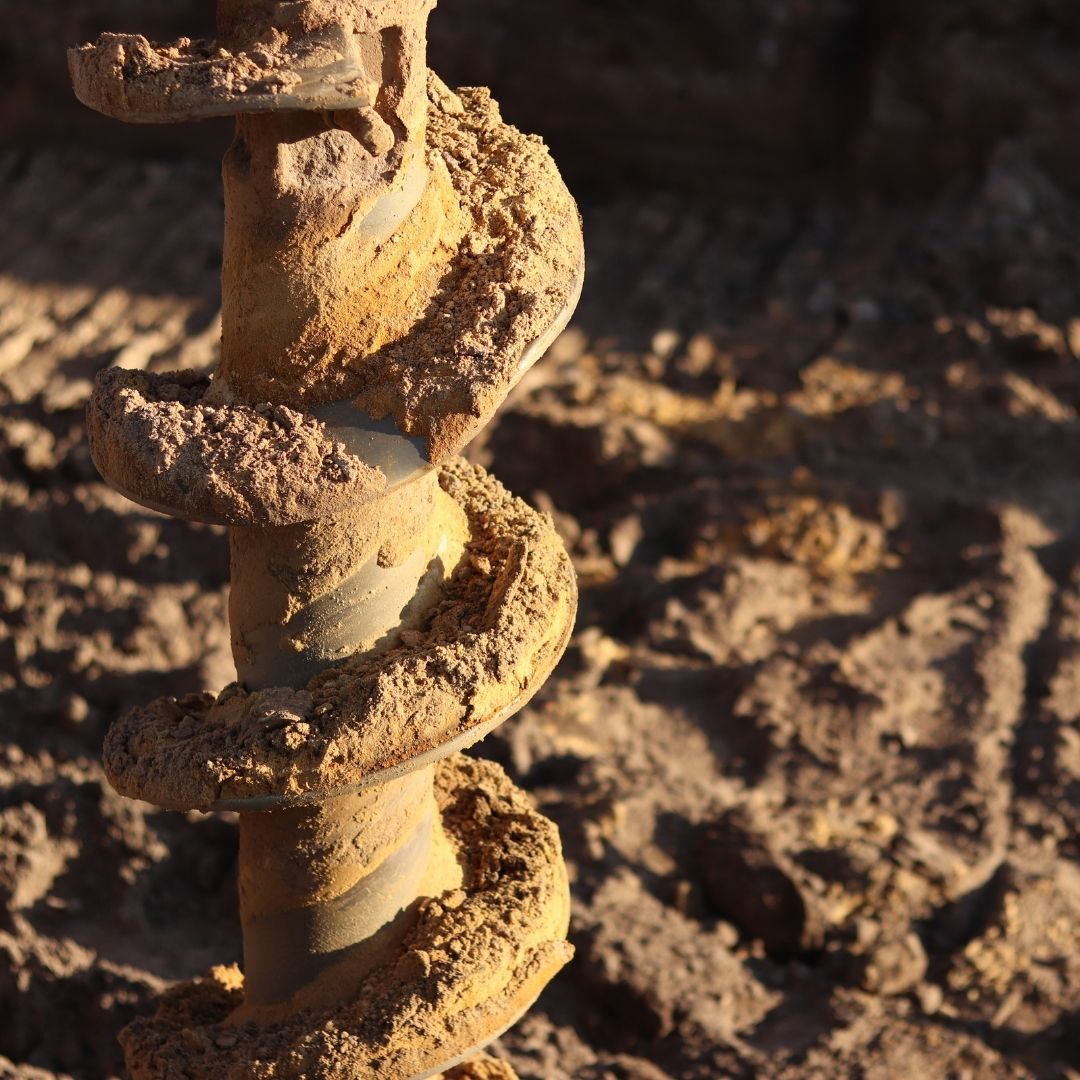 A sondagem a trado é um método de investigação geotécnica utilizado para analisar as camadas superficiais do solo.