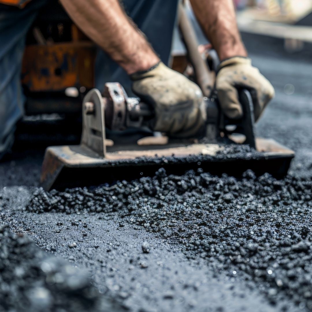 O Concreto Betuminoso Usinado a Quente (CBUQ) é um dos materiais mais utilizados na pavimentação de rodovias e vias urbanas.