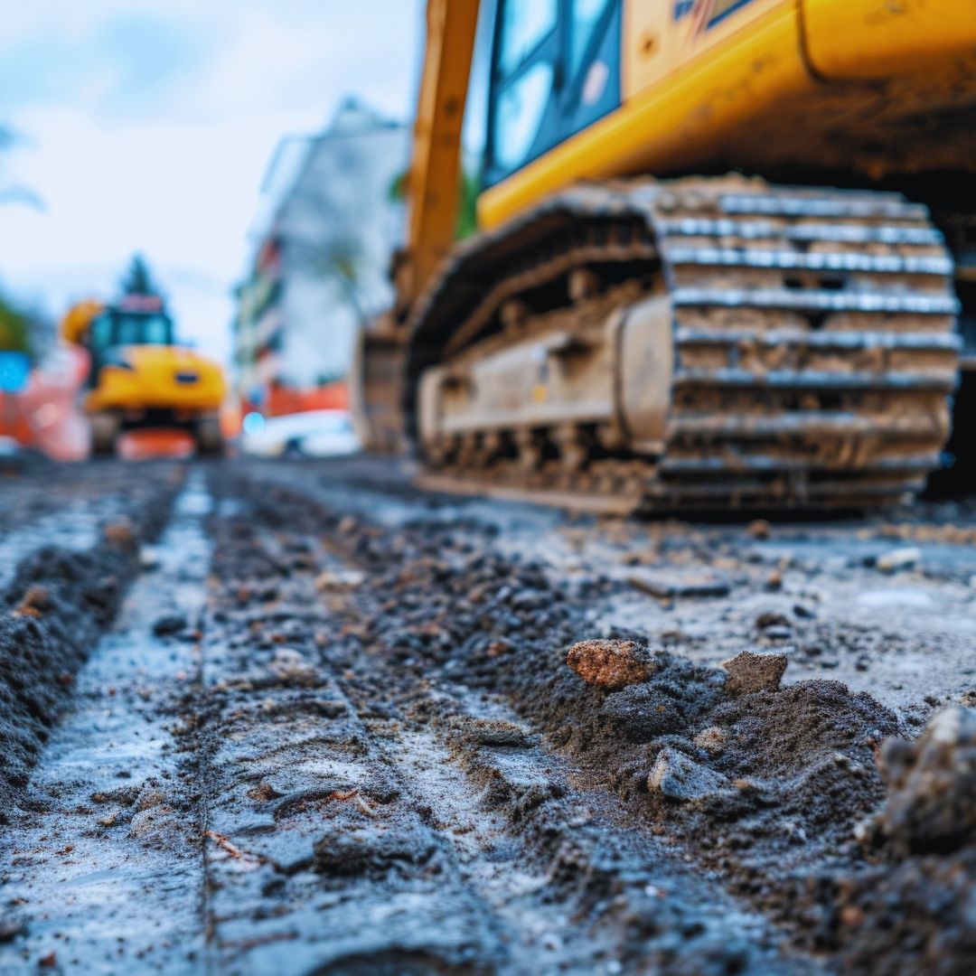 Os solos colapsíveis são caracterizados pela sua capacidade de sofrer uma redução brusca de volume ao serem umedecidos, enquanto os solos expansivos aumentam de tamanho quando absorvem umidade, exercendo pressões indesejáveis.