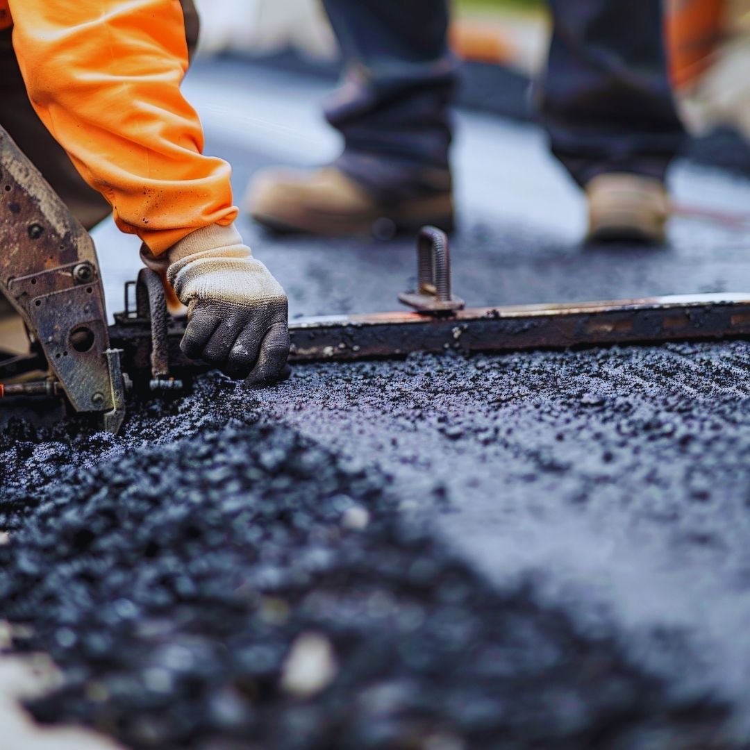 A construção e a recuperação de vias urbanas e rodovias representam um dos maiores investimentos em infraestrutura no país. No entanto, a durabilidade desse patrimônio asfáltico está diretamente ligada à qualidade da execução e ao rigor técnico aplicado no canteiro de obras.
