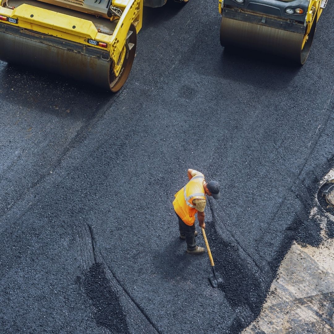 O controle da base e sub-base de um pavimento é o verdadeiro segredo para garantir que uma rodovia aguente carretas pesadas sem afundar logo nos primeiros meses.