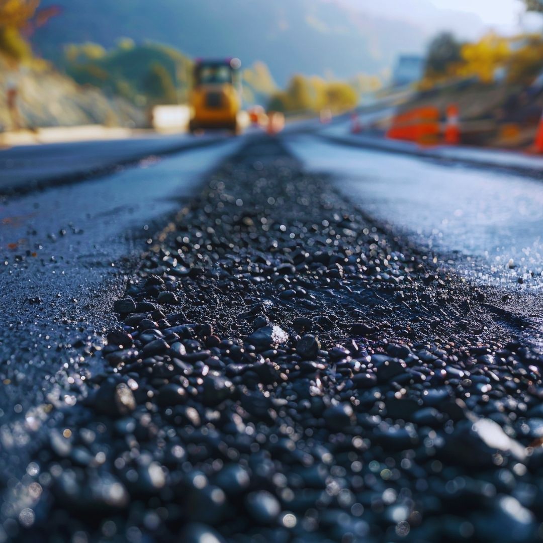 A construção e a manutenção de ruas, avenidas e rodovias representam um dos maiores investimentos do setor de infraestrutura no Brasil. Para garantir que esse investimento resulte em estradas duráveis e seguras, a engenharia viária depende do monitoramento contínuo das propriedades físicas das misturas betuminosas.