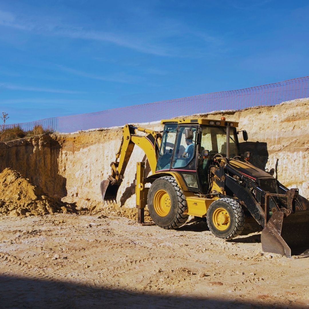 A conferência de terraplenagem antes de iniciar a pavimentação é a linha de chegada da preparação do terreno e a verdadeira fundação da pista. Você com certeza concorda que refazer asfalto novo por causa de recalque no solo é o pior pesadelo financeiro de qualquer empreiteira.